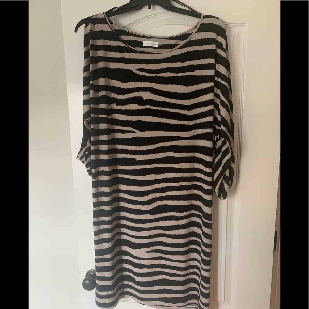 Sheath dress with open slit on sleeve